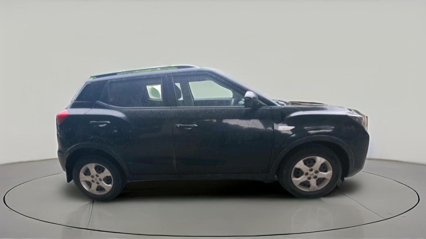 2022 Mahindra XUV300 W6 1.2 PETROL, Petrol, Manual, 31,646 km, exterior