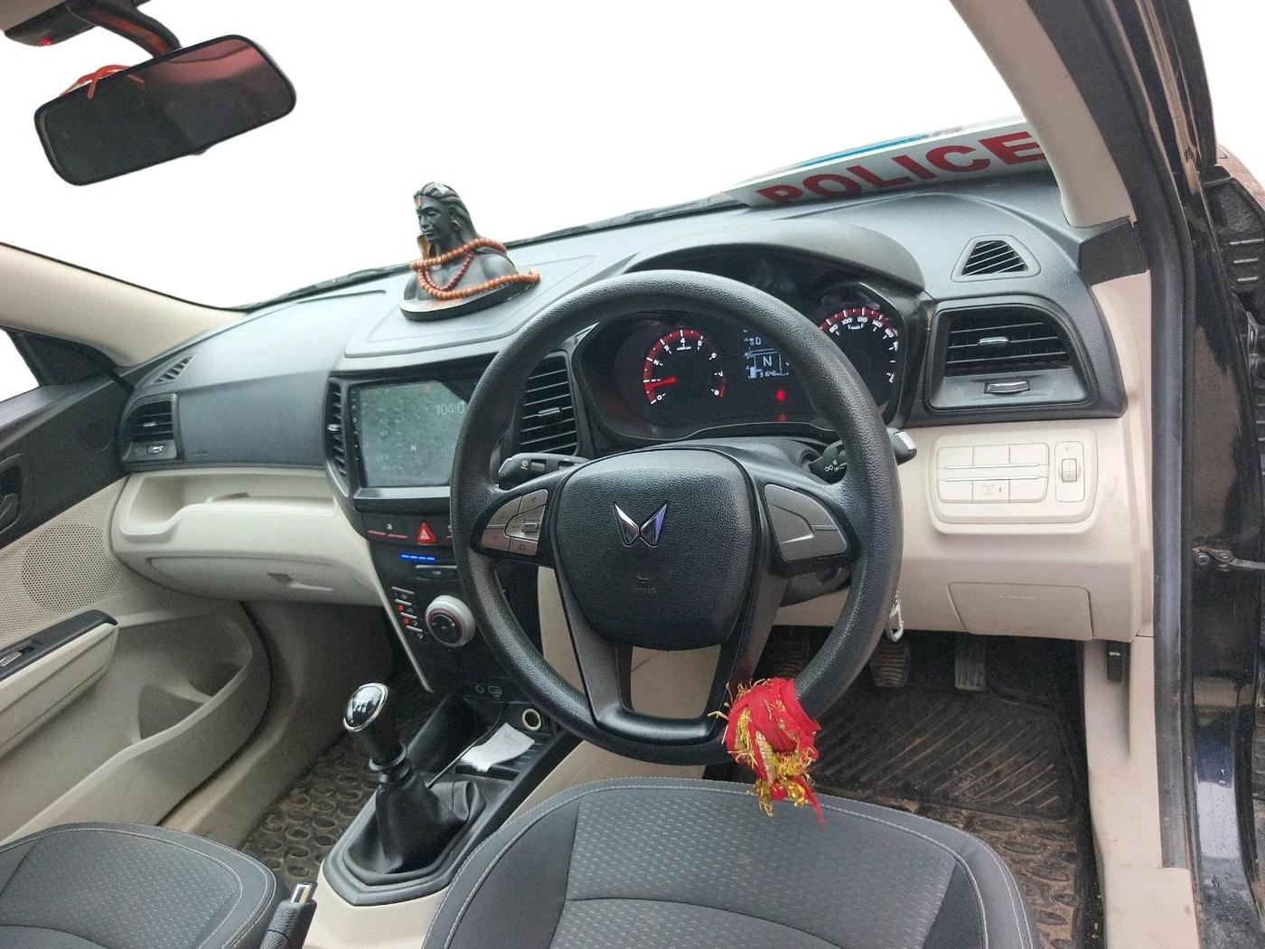 2022 Mahindra XUV300 W6 1.2 PETROL, Petrol, Manual, 31,646 km, interior