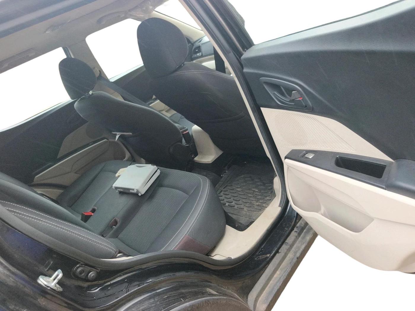 2022 Mahindra XUV300 W6 1.2 PETROL, Petrol, Manual, 31,646 km, interior