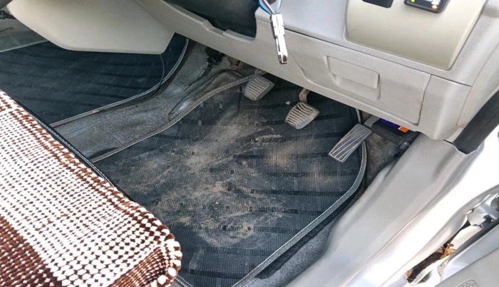 2017 Mahindra Kuv100 K2 6 STR, CNG, Manual, 56,764 km, interior