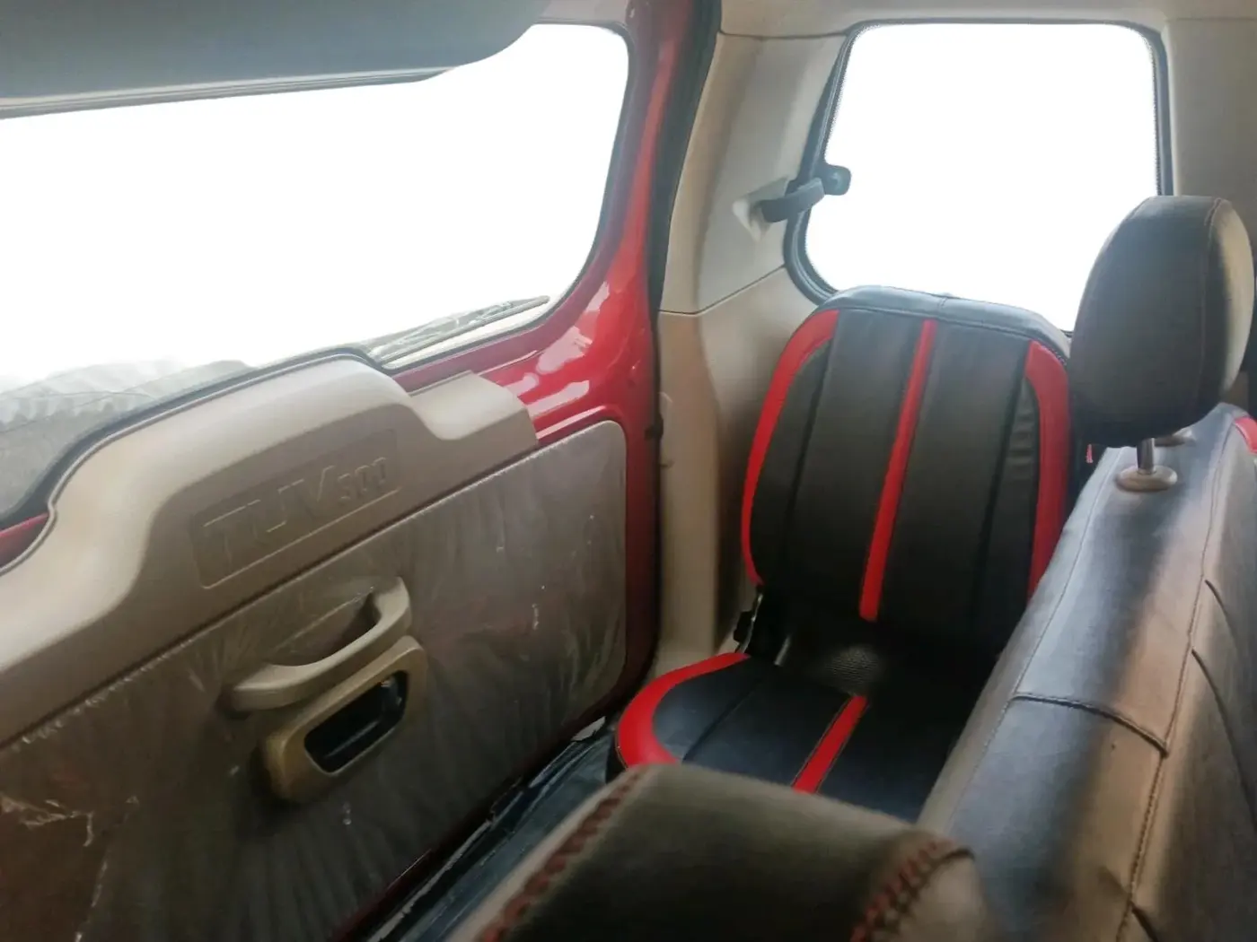 2018 Mahindra TUV300 T6 PLUS, Diesel, Manual, 1,30,542 km, interior