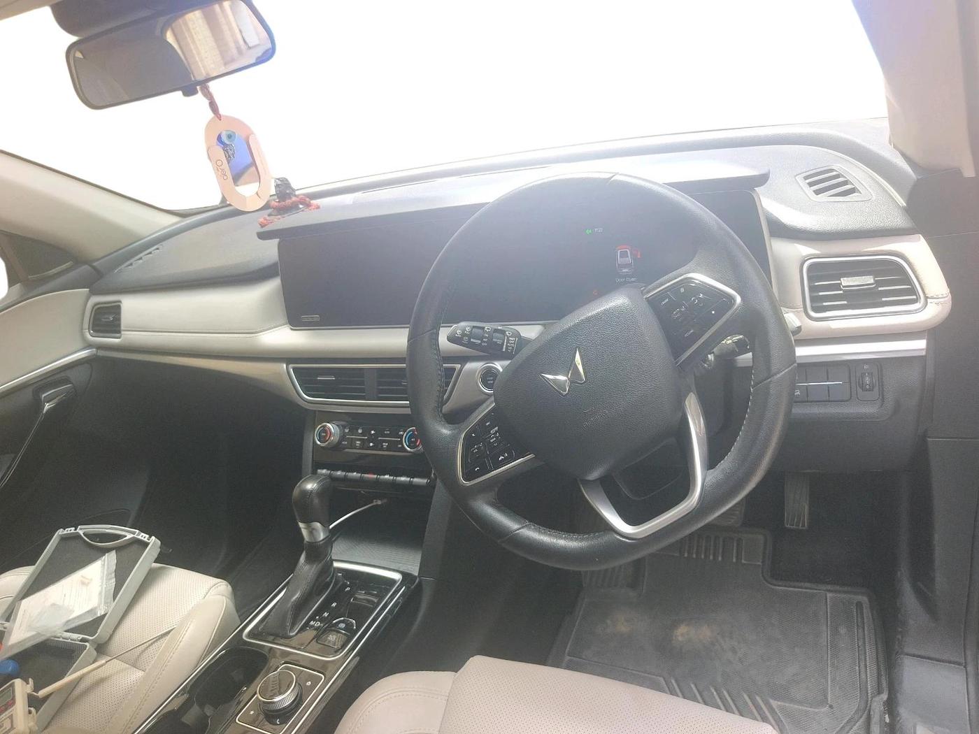 2022 Mahindra XUV700 AX 7 LUXURY P AT 7 STR, Petrol, Automatic, 20,695 km, interior