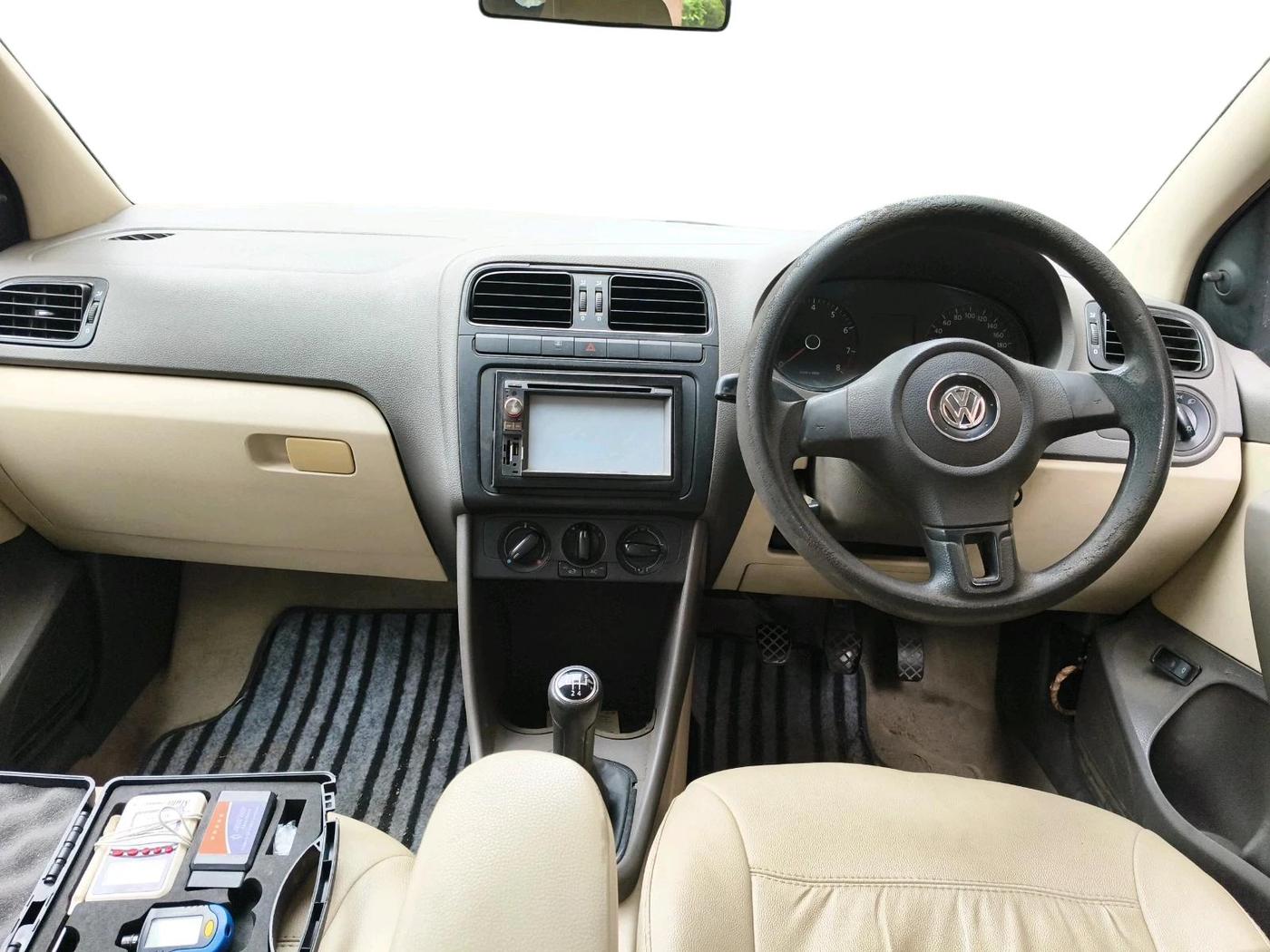 2011 Volkswagen Vento TRENDLINE 1.6, Petrol, Manual, 3,09,606 km, interior