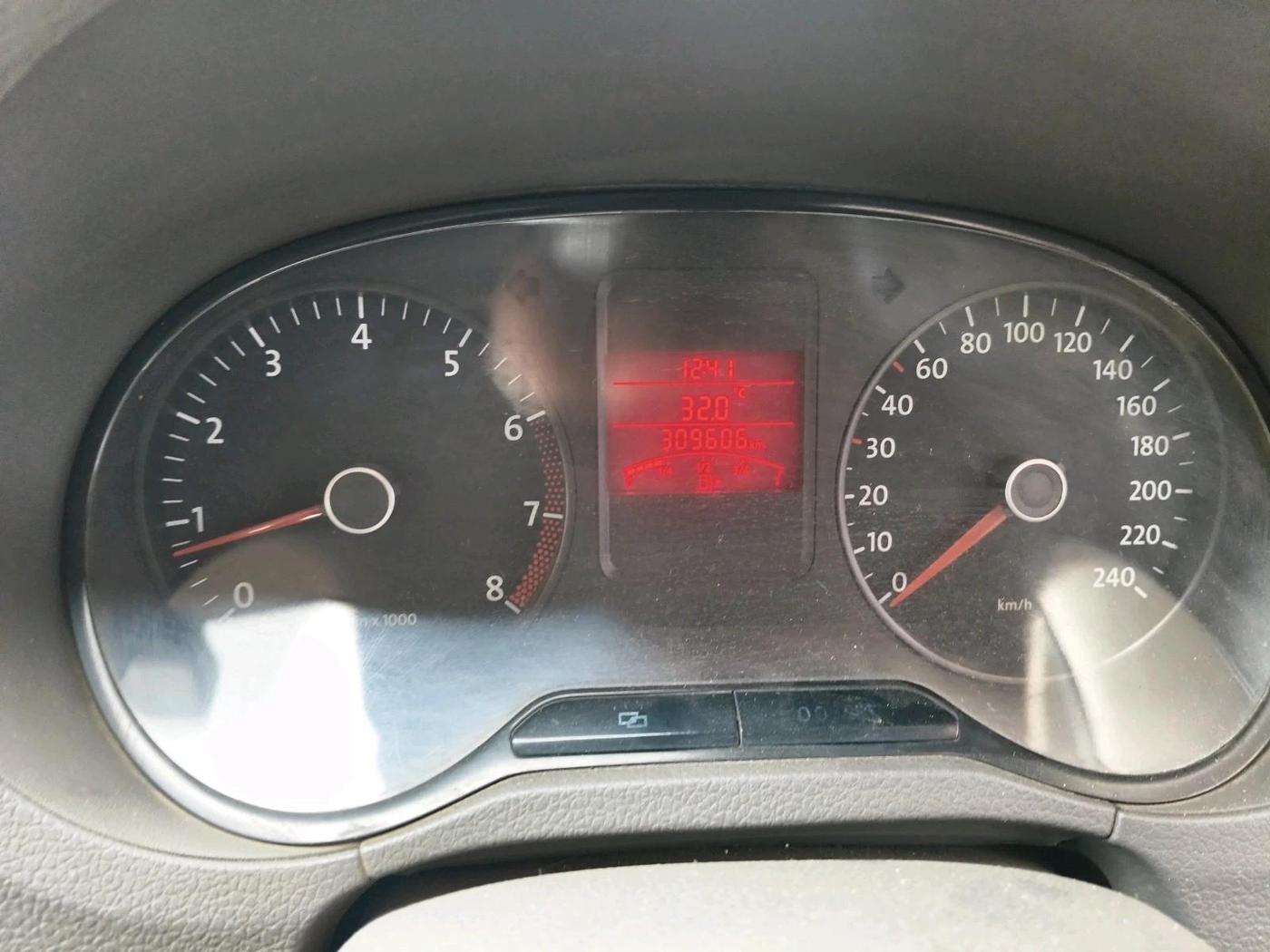 2011 Volkswagen Vento TRENDLINE 1.6, Petrol, Manual, 3,09,606 km, interior