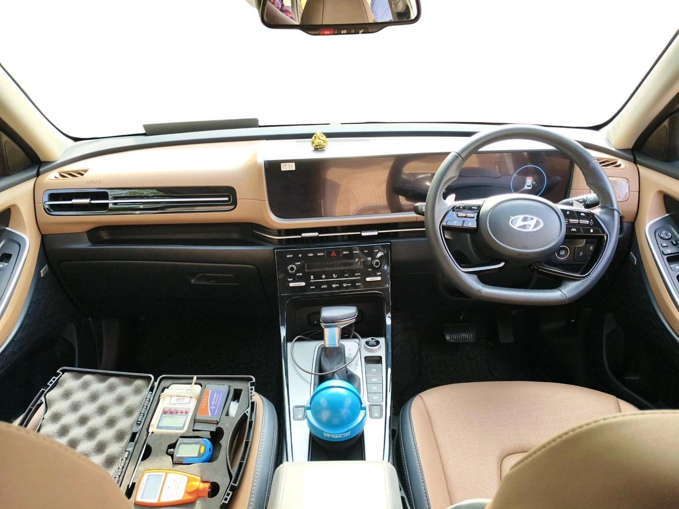 2025 Hyundai ALCAZAR Signature 7 STR 1.5 Turbo GDi Petrol DCT, Petrol, Automatic, 8,088 km, interior