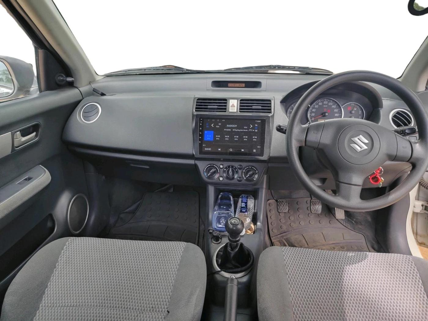 2011 Maruti Swift VXI, CNG, Manual, 1,30,056 km, interior