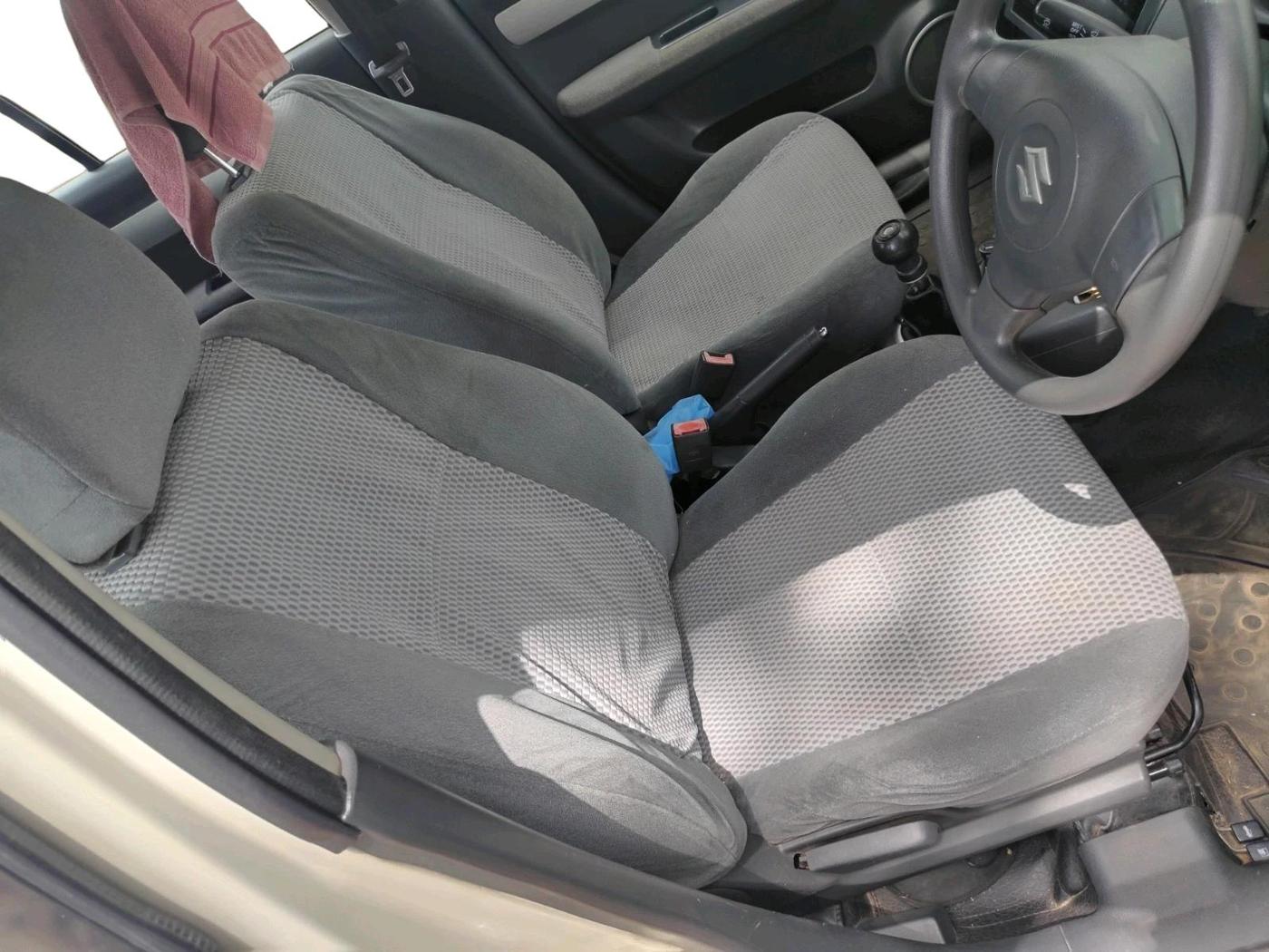2011 Maruti Swift VXI, CNG, Manual, 1,30,056 km, interior