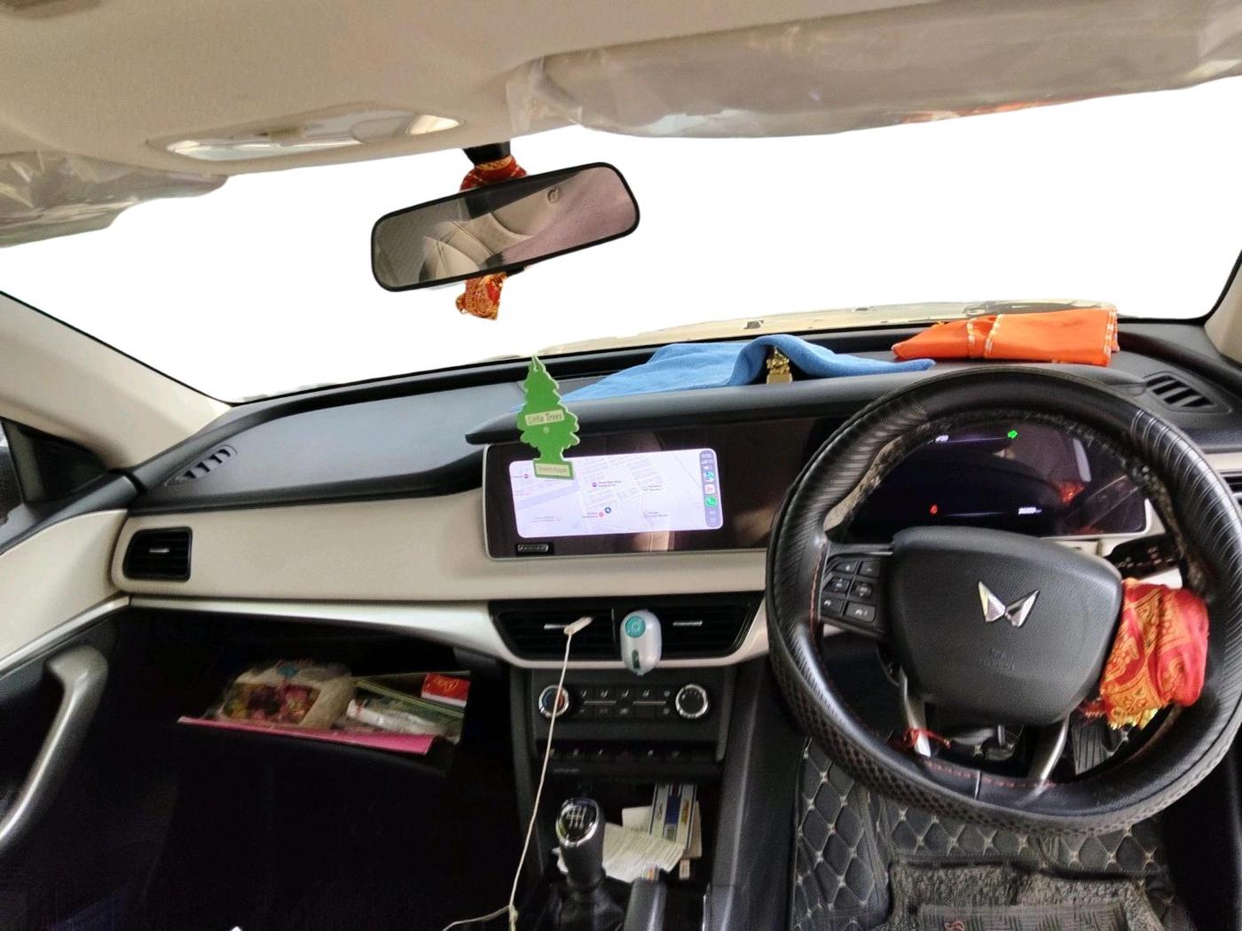 2022 Mahindra XUV700 AX 3 P MT 5 STR, Petrol, Manual, 26,289 km, interior