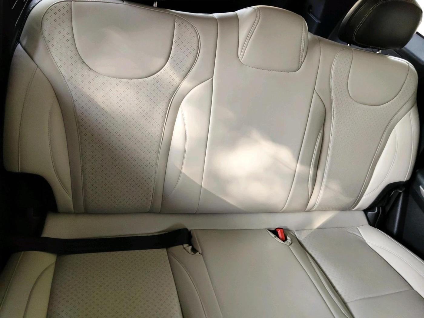 2022 Mahindra XUV700 AX 3 P MT 5 STR, Petrol, Manual, 26,289 km, interior