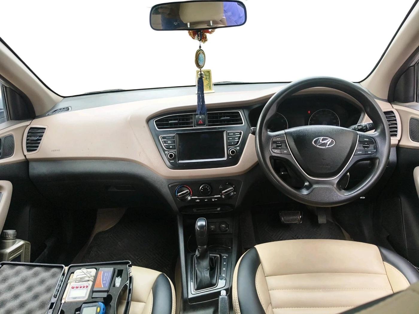 2019 Hyundai Elite i20 SPORTZ PLUS  1.2 CVT, CNG, Automatic, 1,21,959 km, interior