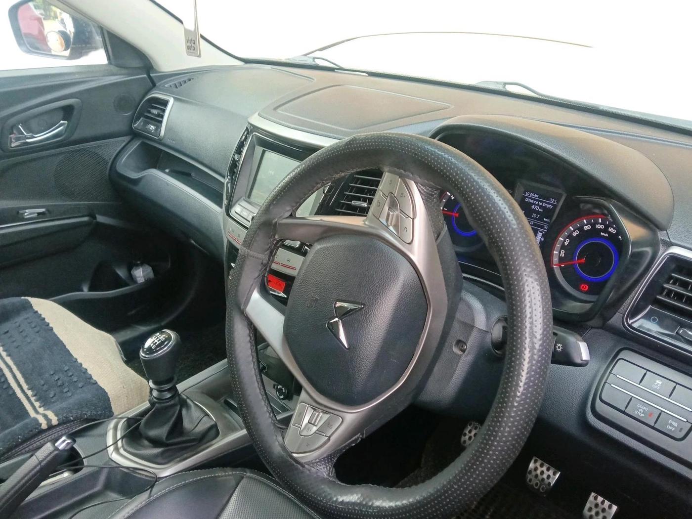 2022 Mahindra XUV300 W8 (O) 1.2 PETROL, Petrol, Manual, 40,724 km, interior