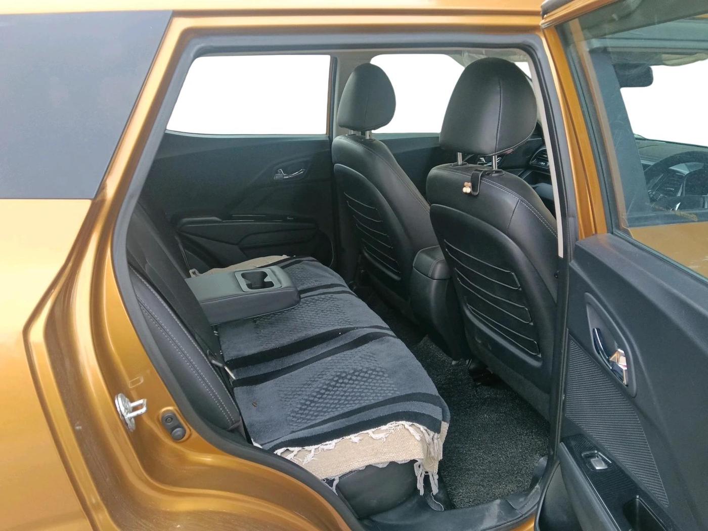 2022 Mahindra XUV300 W8 (O) 1.2 PETROL, Petrol, Manual, 40,724 km, interior