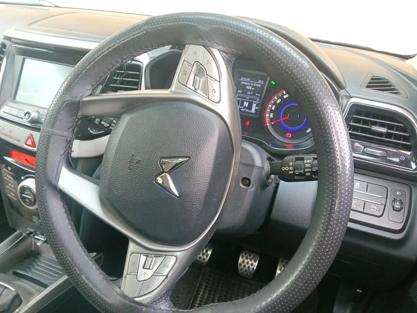 2022 Mahindra XUV300 W8 (O) 1.2 PETROL, Petrol, Manual, 40,724 km, interior