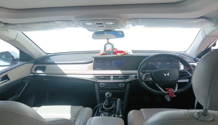 2023 Mahindra XUV700 AX 7 D MT 7 STR, Diesel, Manual, 68,398 km, interior