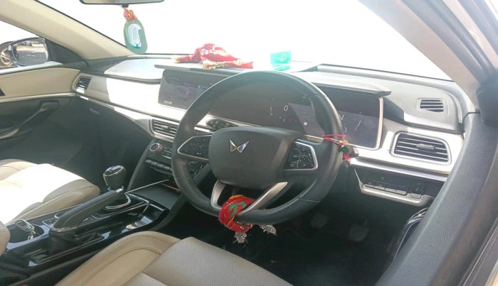 2023 Mahindra XUV700 AX 7 D MT 7 STR, Diesel, Manual, 68,398 km, interior