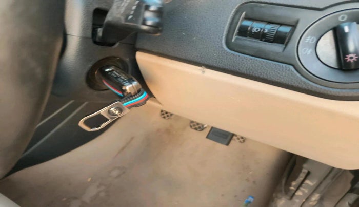 2013 Volkswagen Polo COMFORTLINE 1.2L PETROL, Petrol, Manual, 1,18,500 km, interior