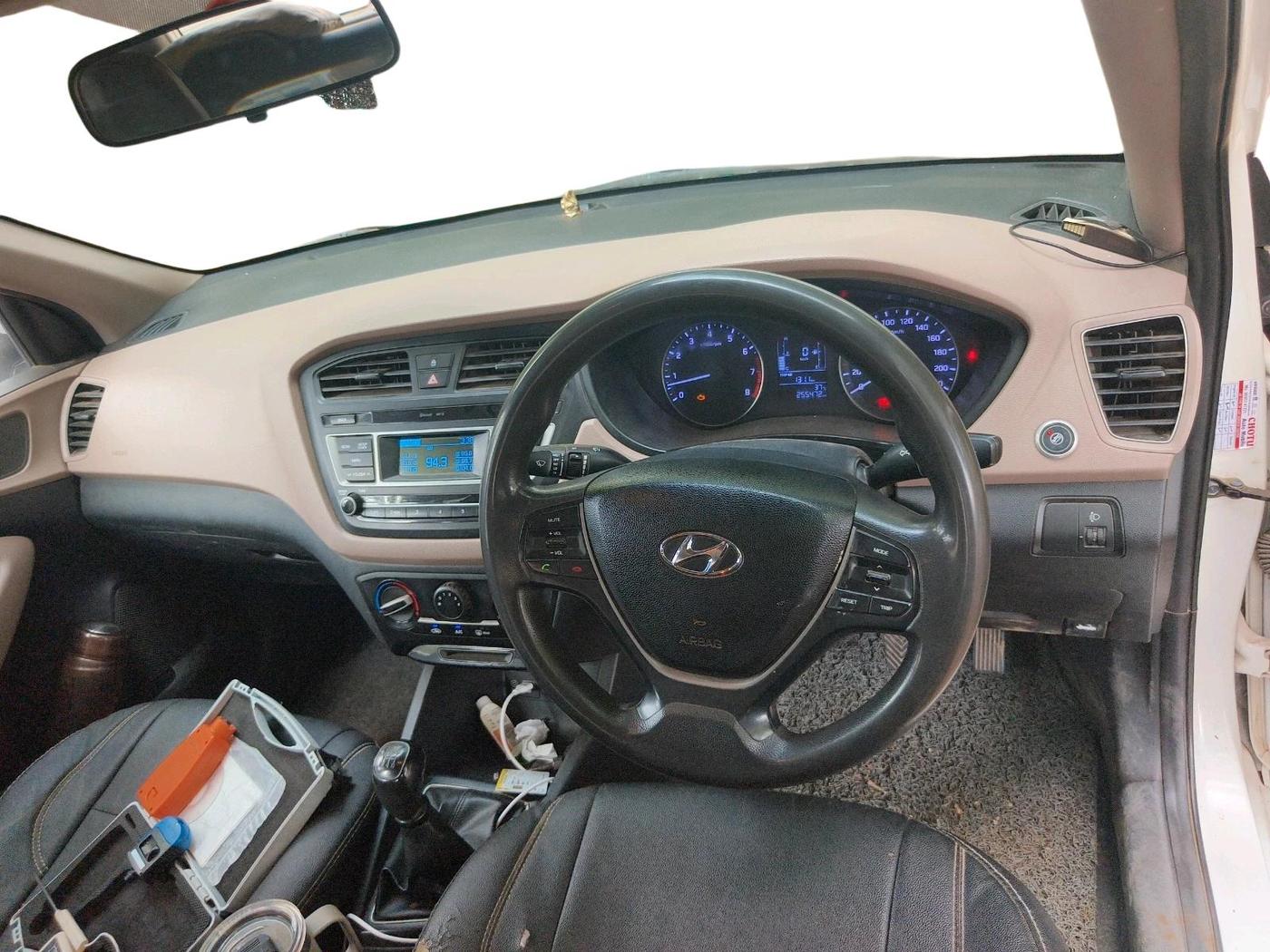 2017 Hyundai Elite i20 SPORTZ 1.2, CNG, Manual, 2,55,472 km, interior