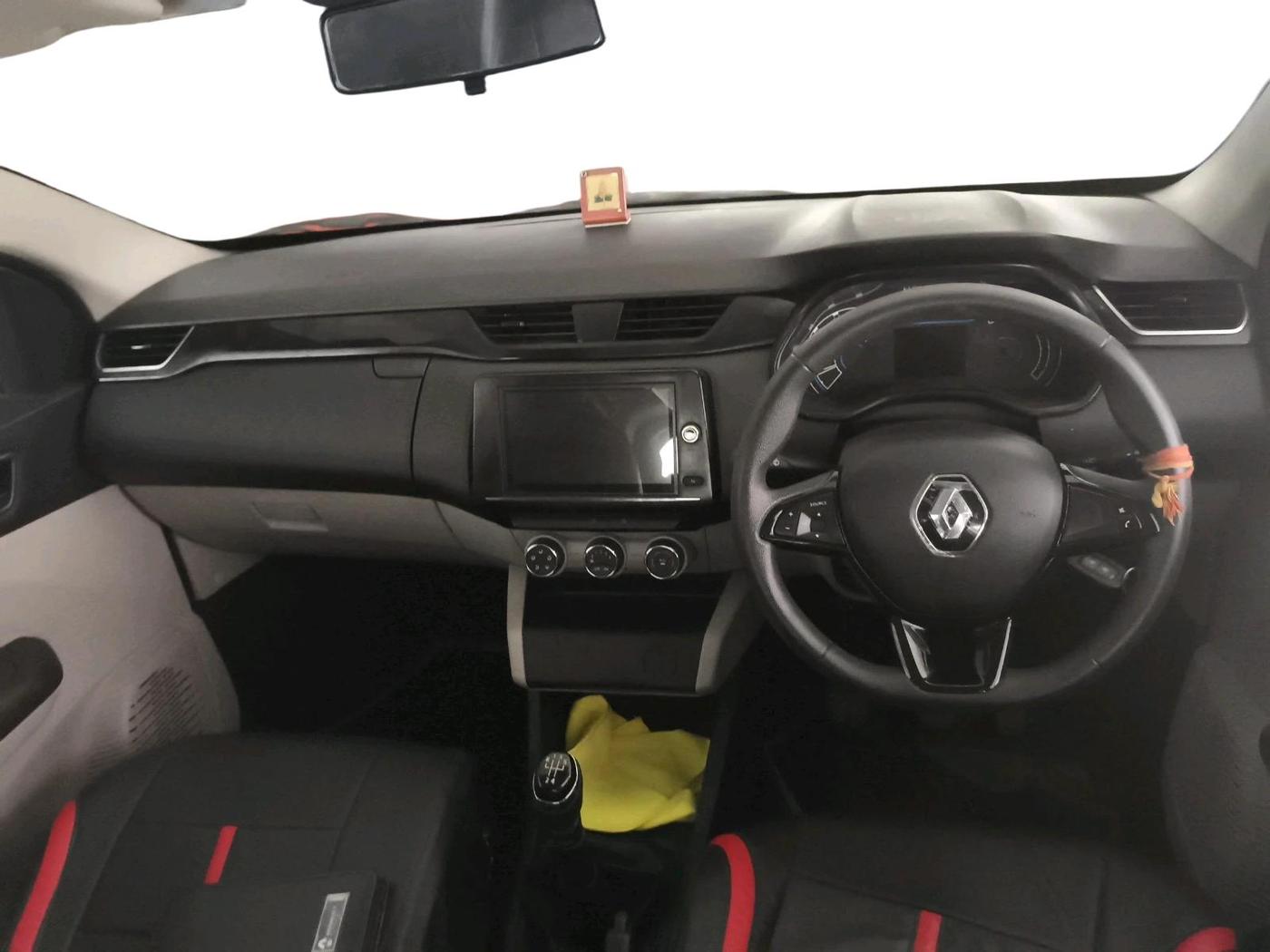 2022 Renault TRIBER RXT, Petrol, Manual, 6,018 km, interior