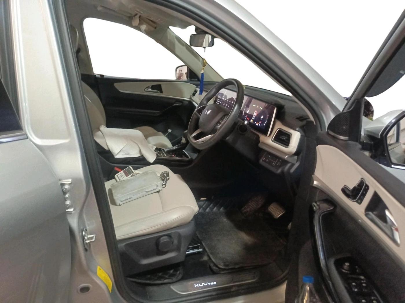 2023 Mahindra XUV700 AX 7 LUXURY D AT 7 STR, Diesel, Automatic, 80,796 km, interior