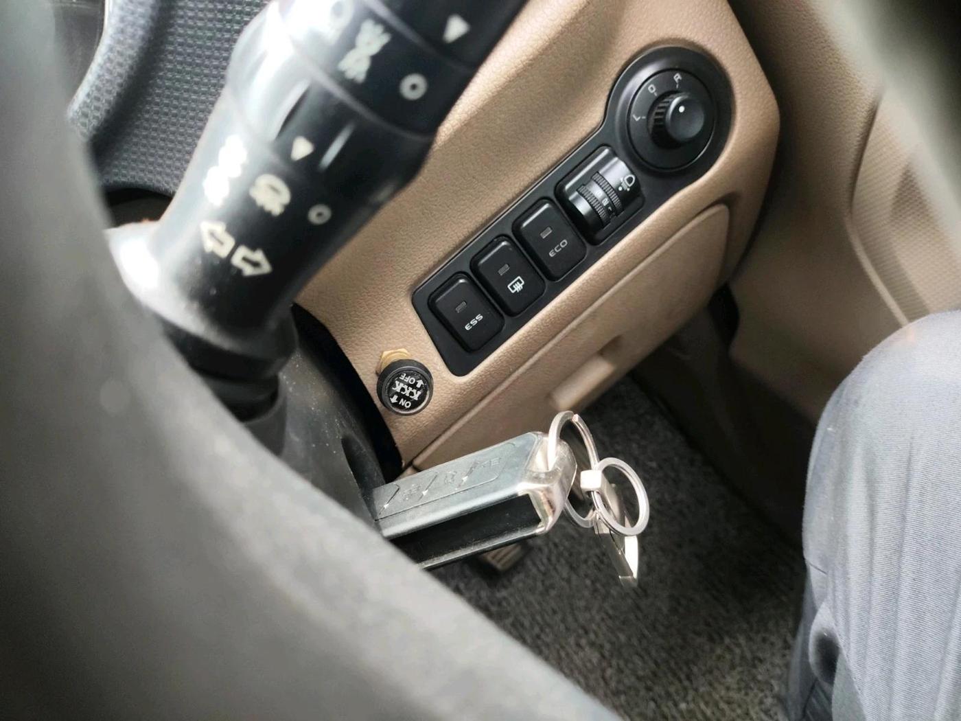 2015 Mahindra TUV300 T8, Diesel, Manual, 1,22,075 km, interior