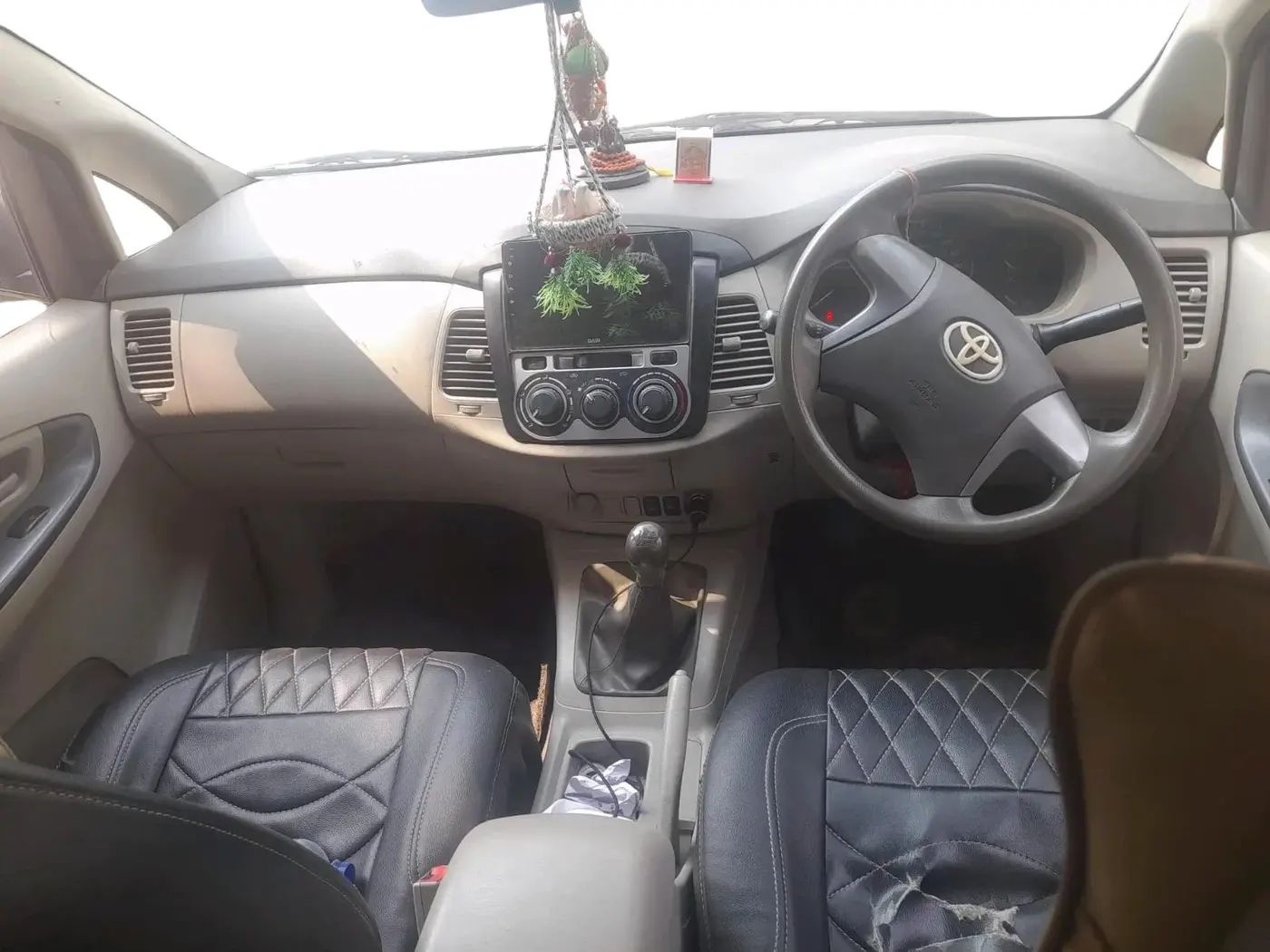 2013 Toyota Innova 2.5 GX 8 STR, Diesel, Manual, 97,759 km, interior