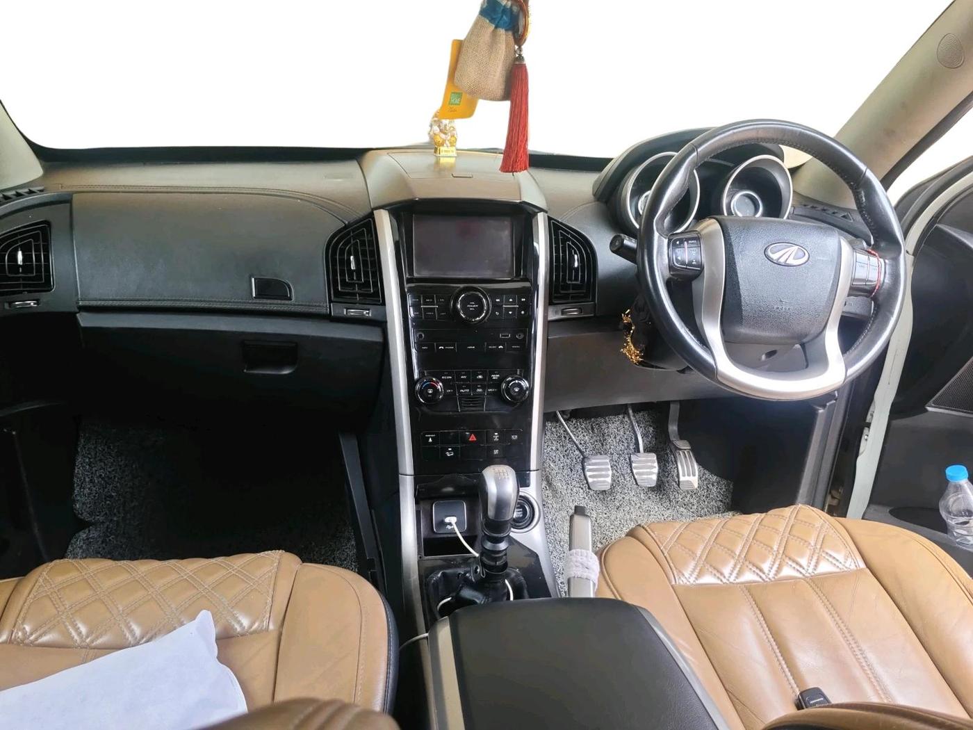 2018 Mahindra XUV500 W11, Diesel, Manual, 9,99,999 km, interior