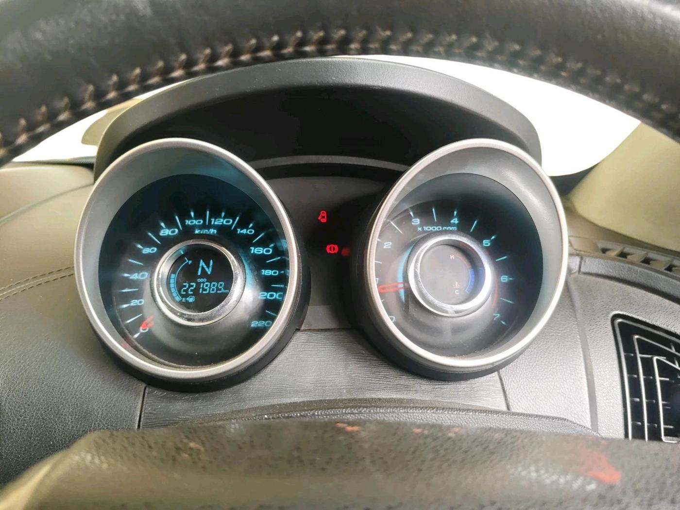 2018 Mahindra XUV500 W11, Diesel, Manual, 9,99,999 km, interior
