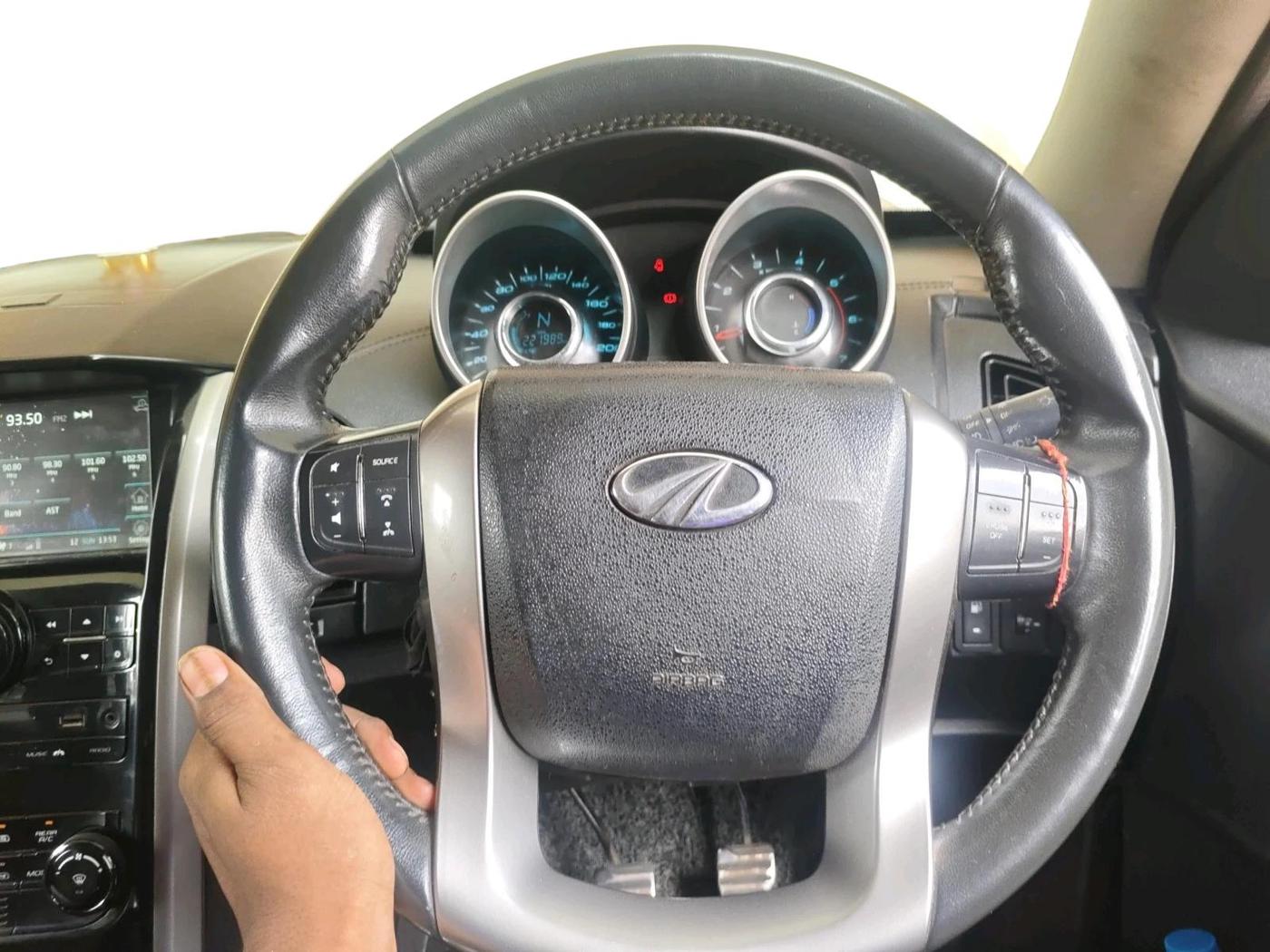 2018 Mahindra XUV500 W11, Diesel, Manual, 9,99,999 km, interior