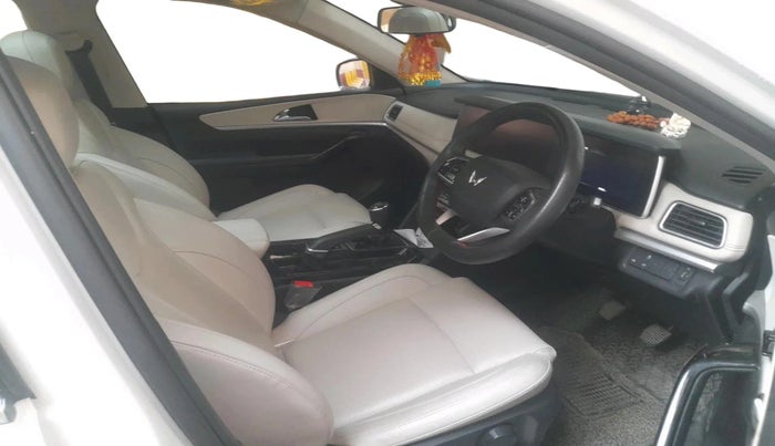 2023 Mahindra XUV700 AX 7 D MT 7 STR, Diesel, Manual, 67,826 km, interior