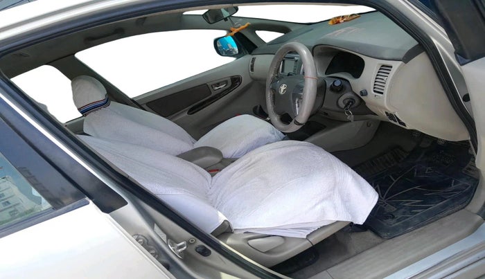 2013 Toyota Innova 2.5 VX 8 STR, Diesel, Manual, 1,63,143 km, interior