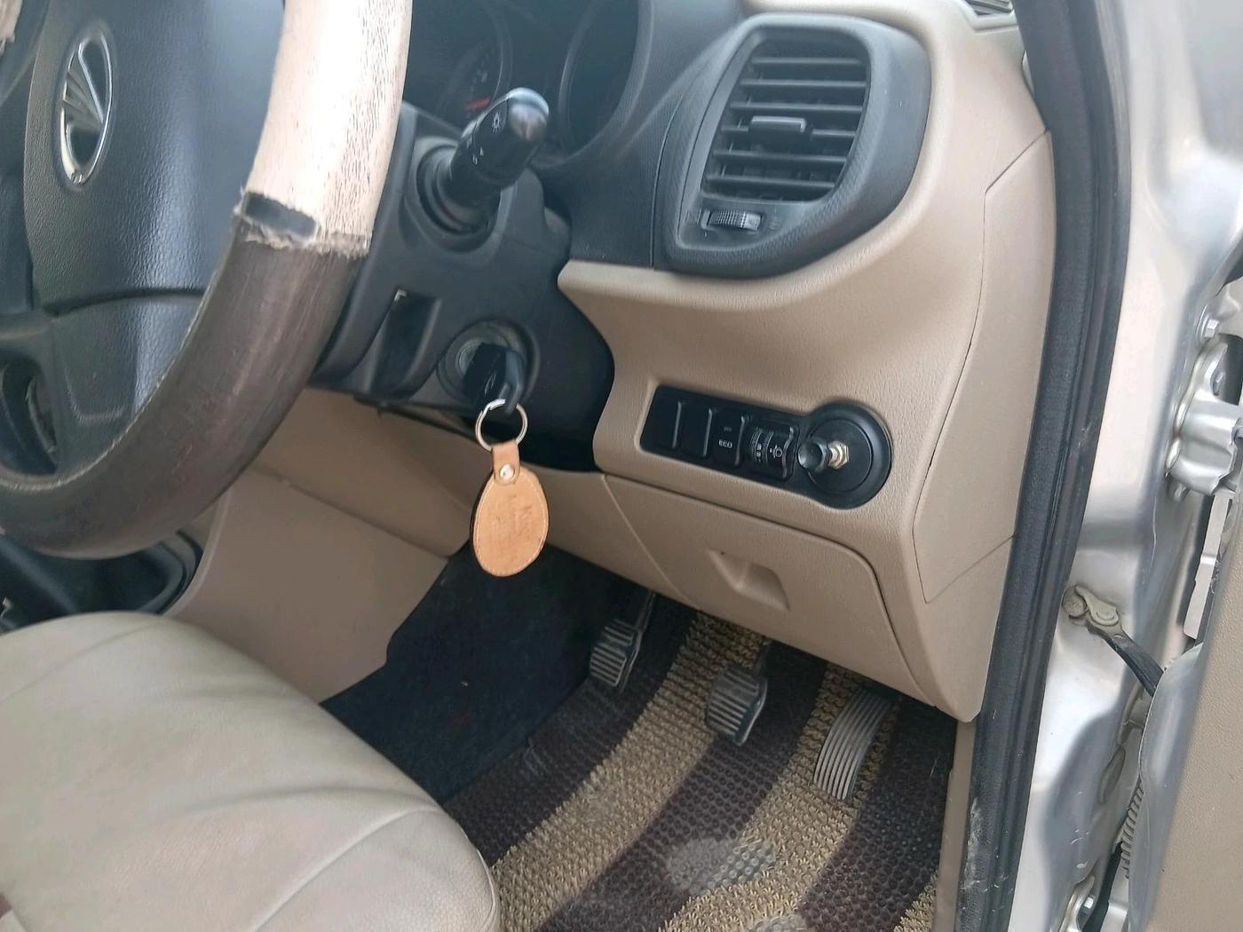 2017 Mahindra TUV300 T4 PLUS, Diesel, Manual, 35,741 km, interior
