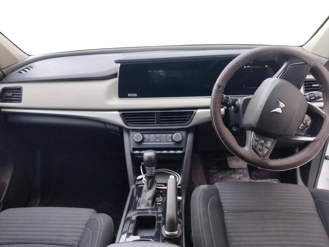 2023 Mahindra XUV700 AX 5 D AT 5 STR, Diesel, Automatic, 35,692 km, interior
