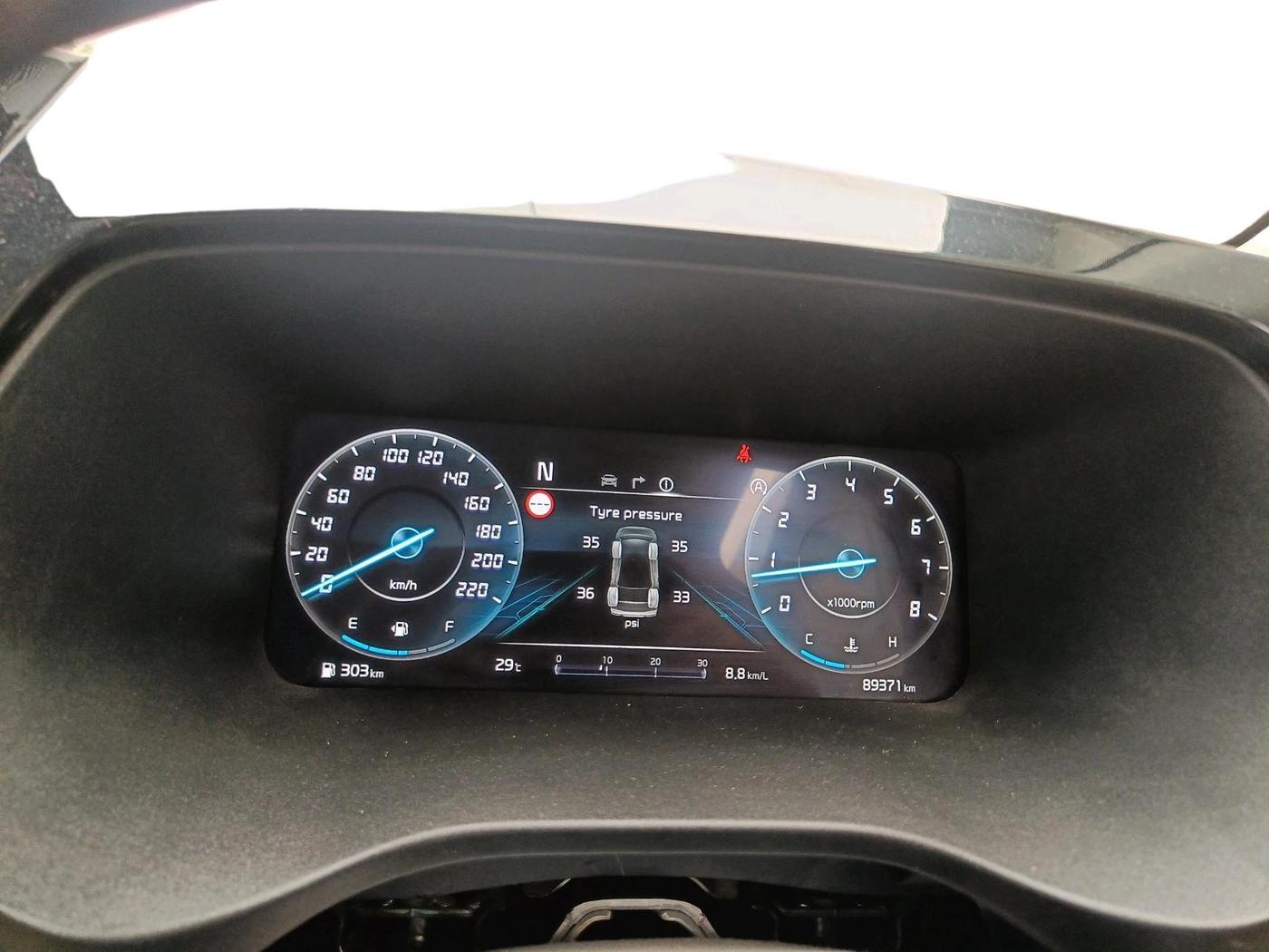 2023 KIA CARENS LUXURY PLUS 1.5 IMT PETROL, Petrol, Manual, 89,371 km, interior