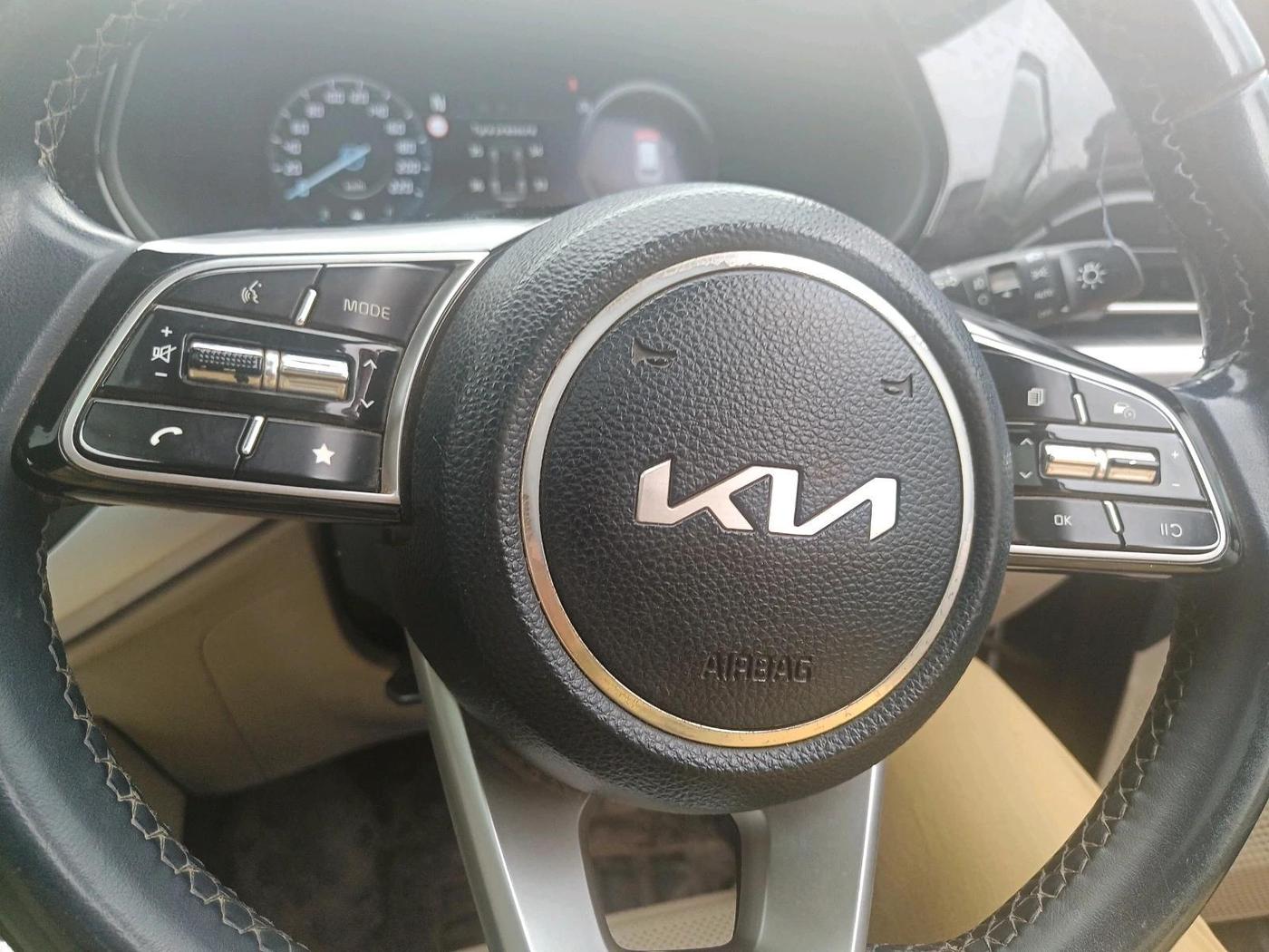 2023 KIA CARENS LUXURY PLUS 1.5 IMT PETROL, Petrol, Manual, 89,371 km, interior