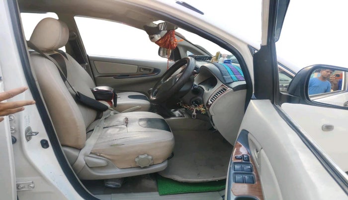 2013 Toyota Innova 2.5 GX 8 STR, Diesel, Manual, 3 km, interior