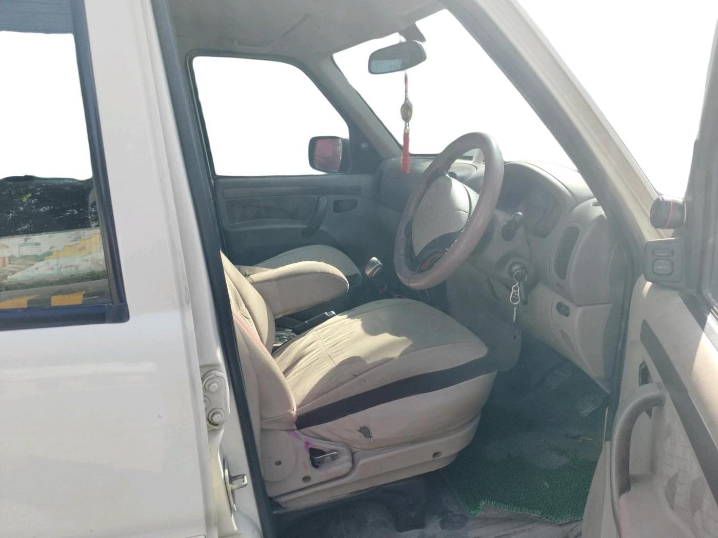2013 Mahindra Scorpio VLX 2WD, Diesel, Manual, 1,26,998 km, interior