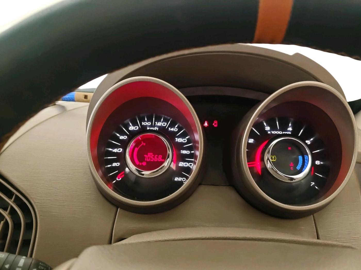 2015 Mahindra XUV500 W8, Diesel, Manual, 70,568 km, interior