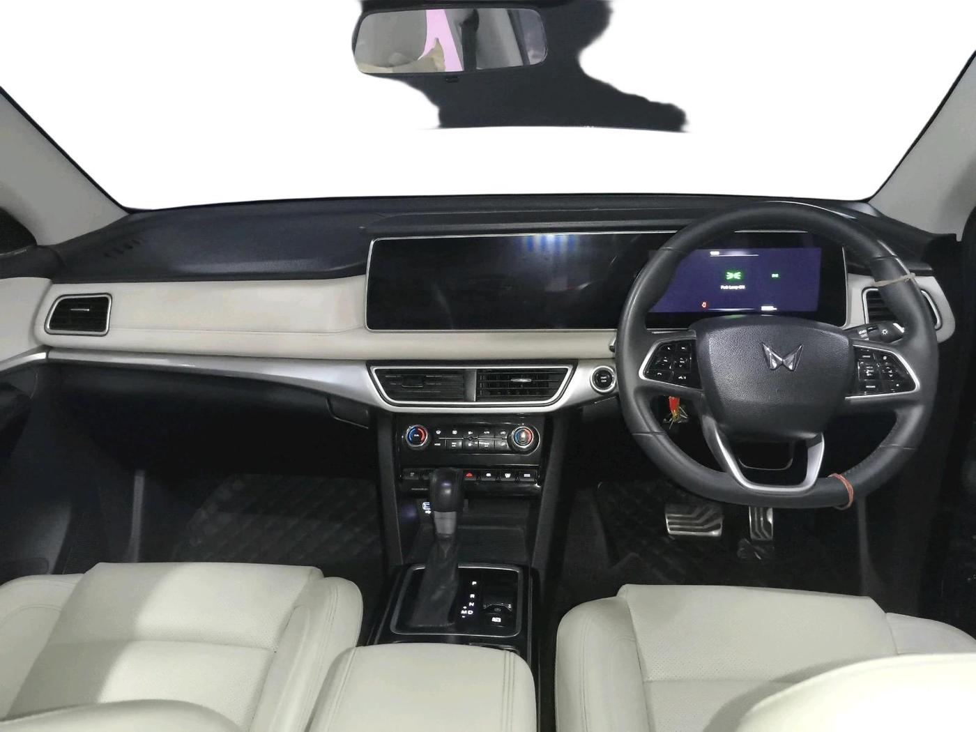 2022 Mahindra XUV700 AX 7 LUXURY D AWD AT 7 STR, Diesel, Automatic, 39,056 km, interior