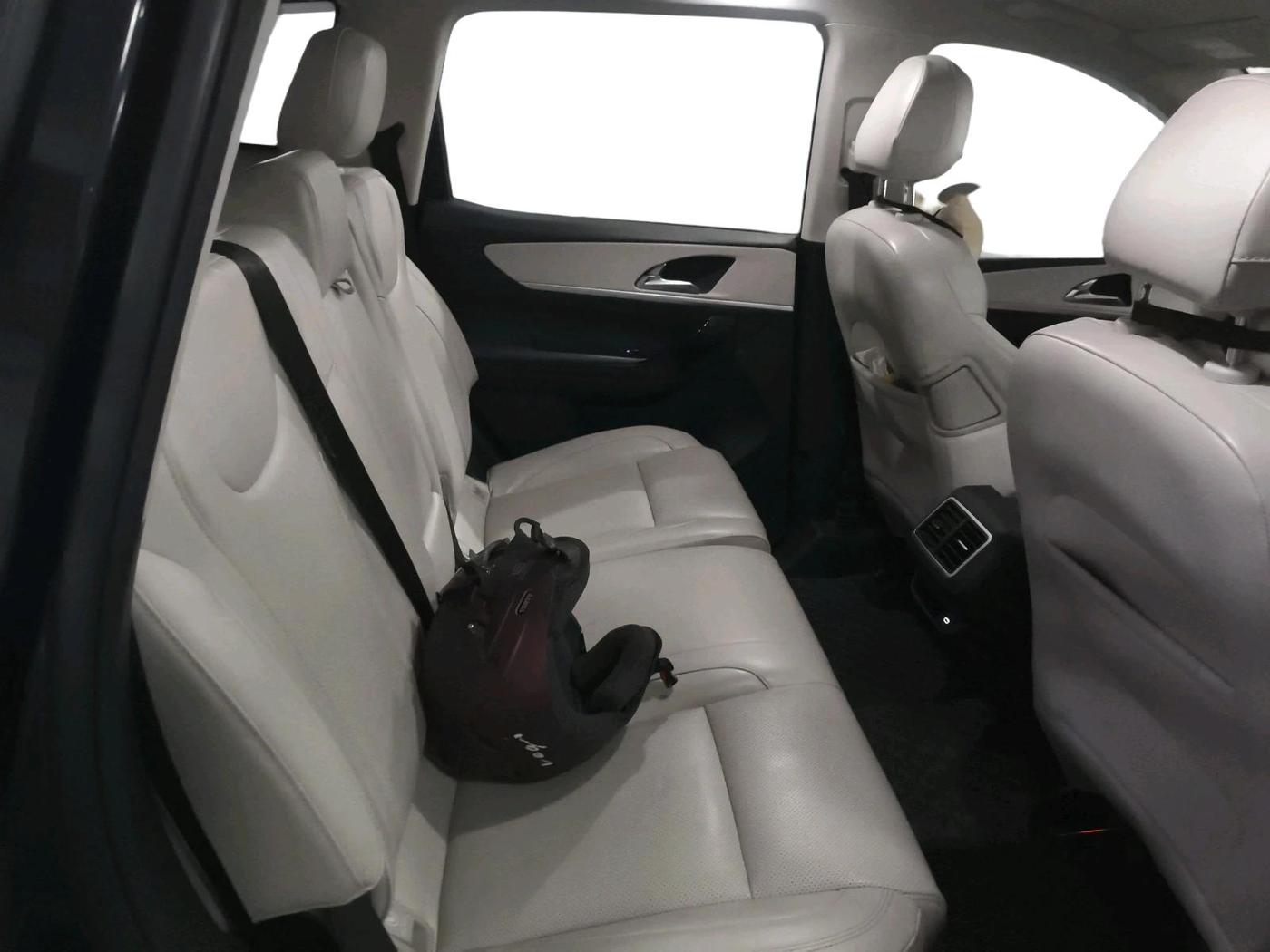 2022 Mahindra XUV700 AX 7 LUXURY D AWD AT 7 STR, Diesel, Automatic, 39,056 km, interior