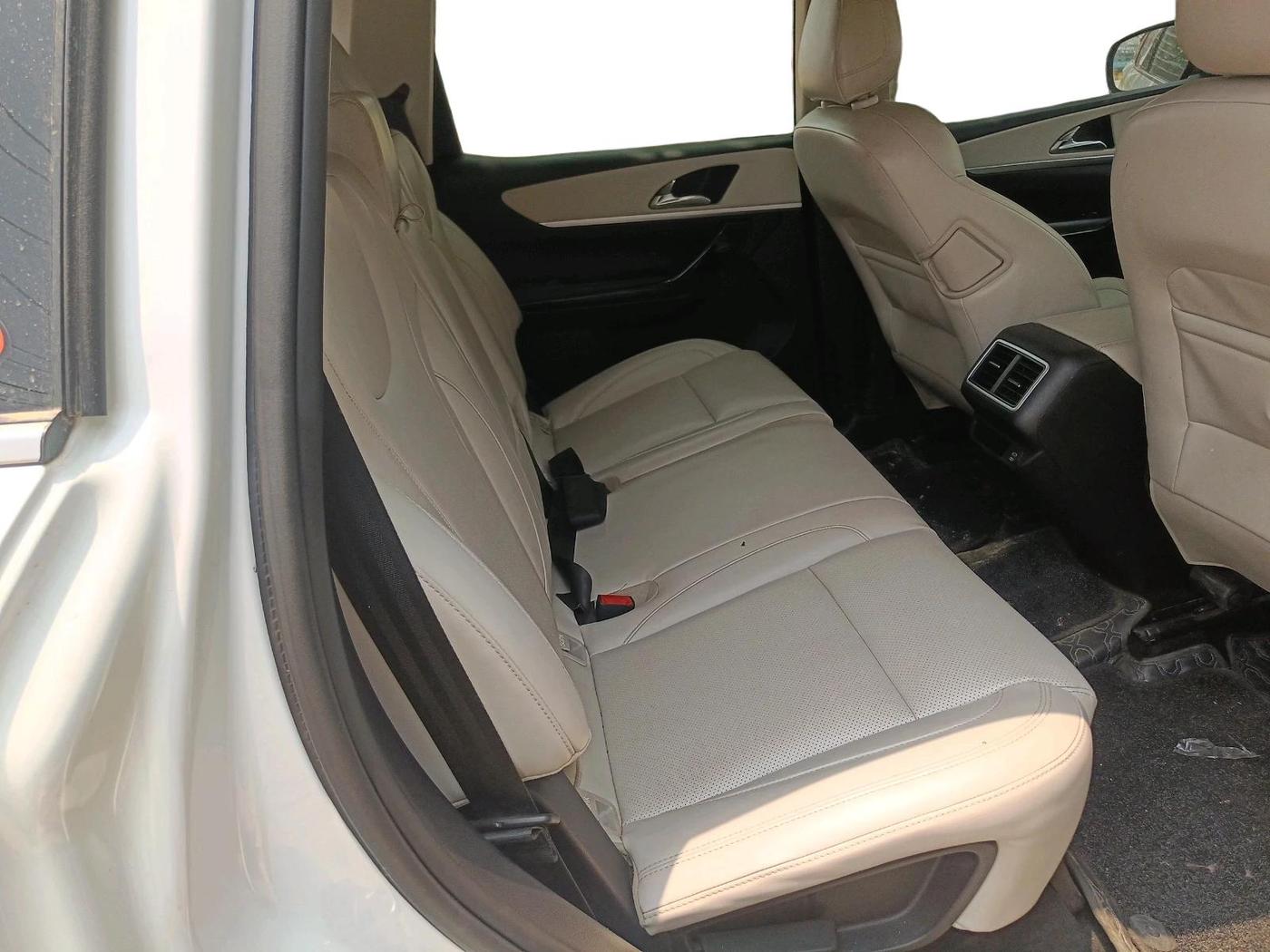 2023 Mahindra XUV700 AX 7 D MT 7 STR, Diesel, Manual, 40,340 km, interior