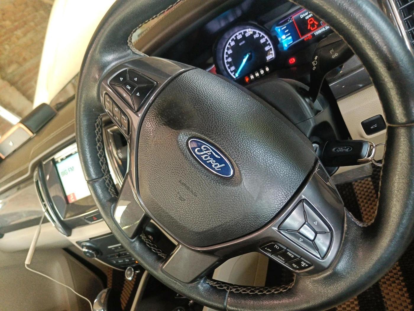2018 Ford Endeavour TITANIUM 3.2 4X4 AT, Diesel, Automatic, 1,35,849 km, interior