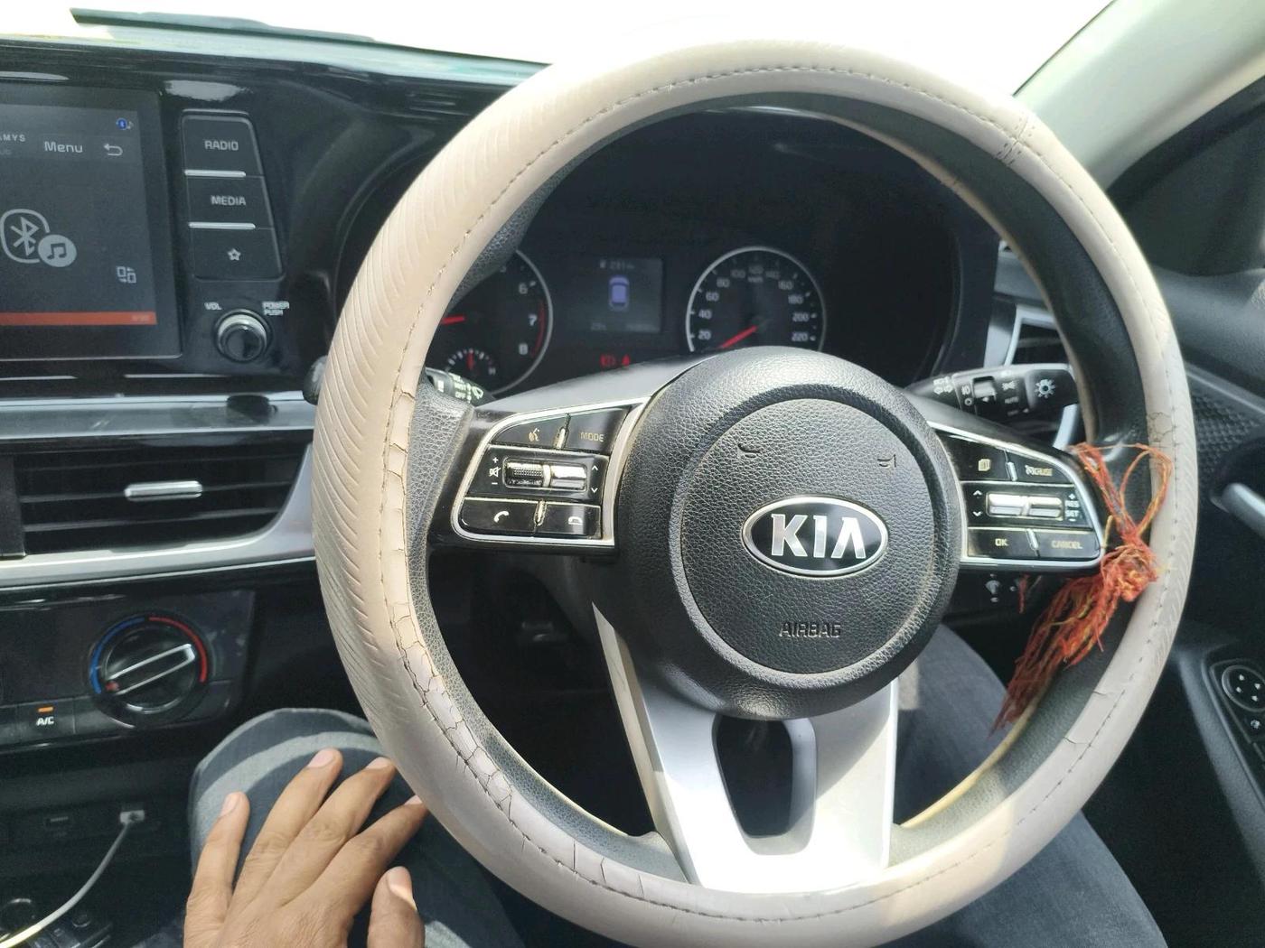 2020 KIA SELTOS HTK PLUS 1.5, Petrol, Manual, 1,59,830 km, interior