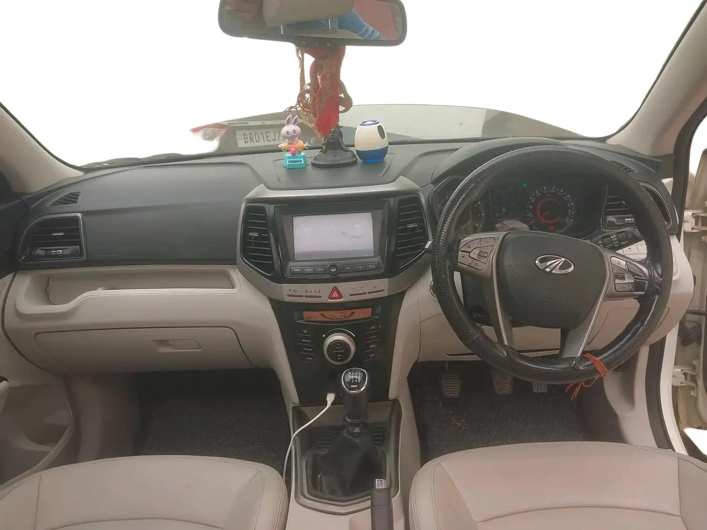 2021 Mahindra XUV300 W8 (O) 1.2 PETROL, Petrol, Manual, 73,042 km, interior