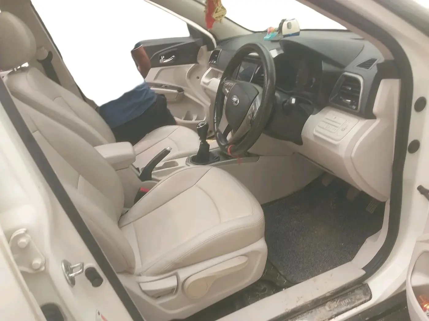 2021 Mahindra XUV300 W8 (O) 1.2 PETROL, Petrol, Manual, 73,042 km, interior