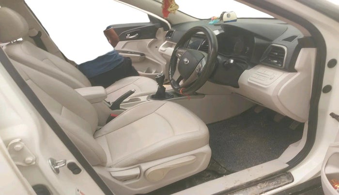 2021 Mahindra XUV300 W8 (O) 1.2 PETROL, Petrol, Manual, 73,042 km, interior