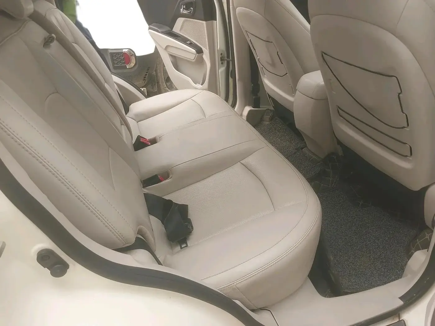 2021 Mahindra XUV300 W8 (O) 1.2 PETROL, Petrol, Manual, 73,042 km, interior