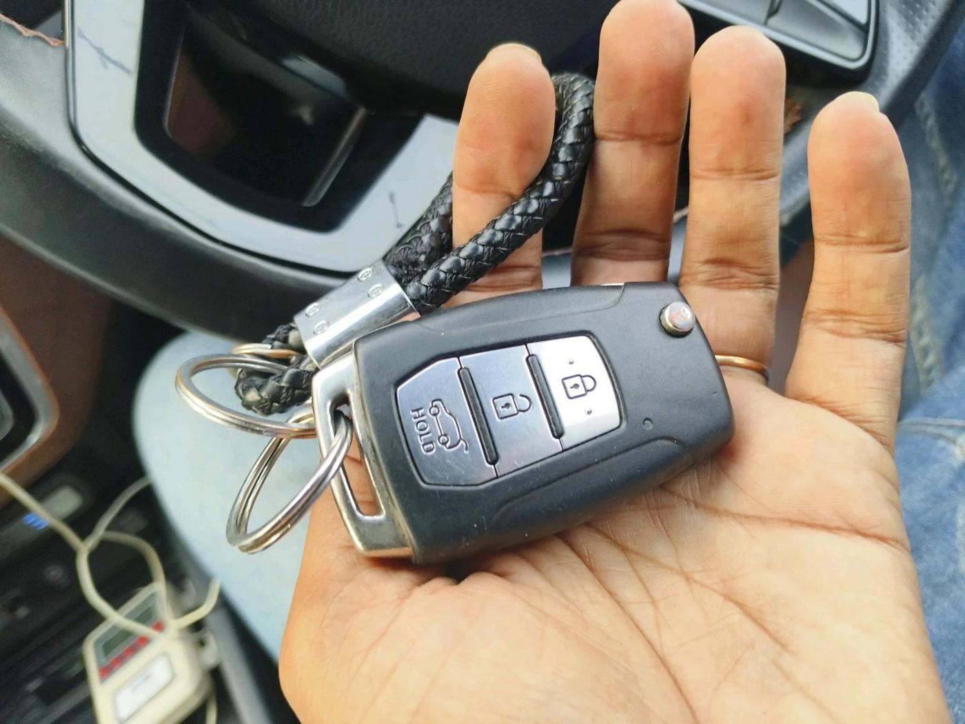 2020 Mahindra ALTURAS G4 4WD AT, Diesel, Automatic, 75,441 km, interior