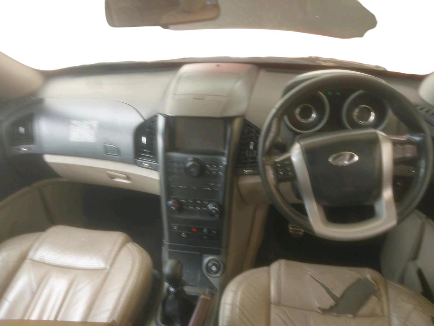 2015 Mahindra XUV500 W10, Diesel, Manual, 1,22,510 km, interior