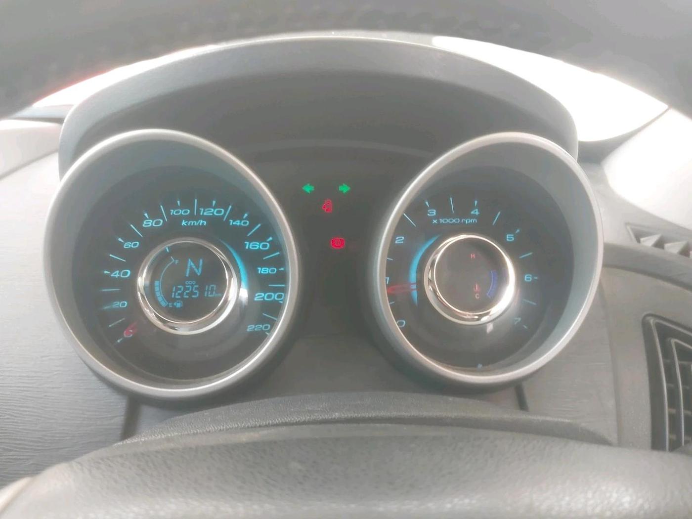 2015 Mahindra XUV500 W10, Diesel, Manual, 1,22,510 km, interior
