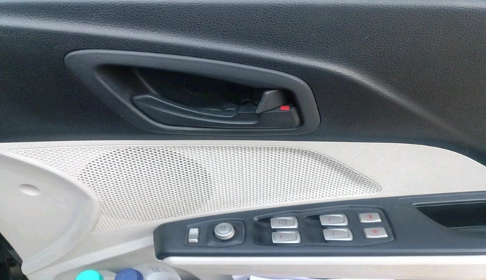 2022 Mahindra XUV300 W6 1.2 PETROL, Petrol, Manual, 24,269 km, interior